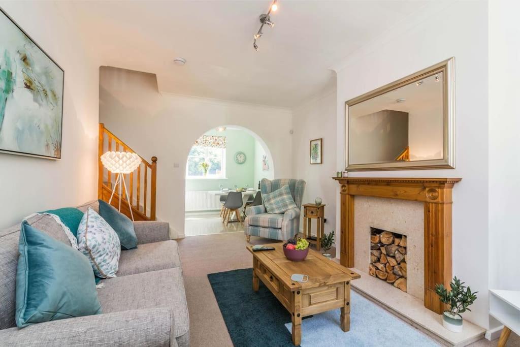 Lovely With Four Bedrooms And Private Garden And Parking, Close To Centre Casa vacanze