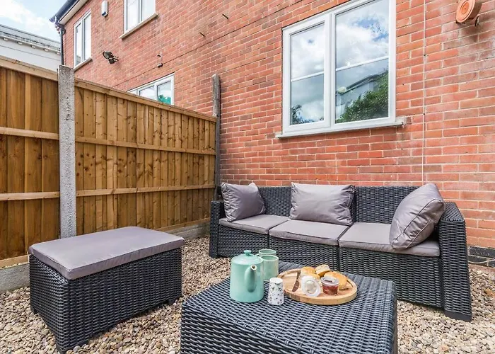 Lovely Home With Four Bedrooms And Private Garden And Parking, Close To Nottingham City Centre