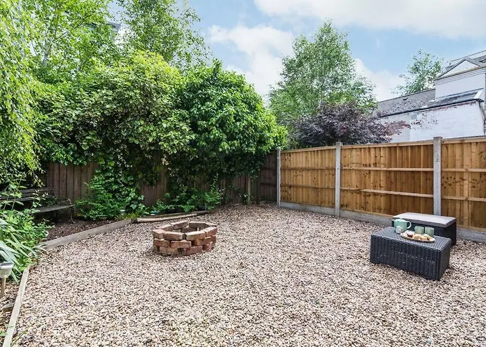 Lovely Home With Four Bedrooms And Private Garden And Parking, Close To Nottingham City Centre
