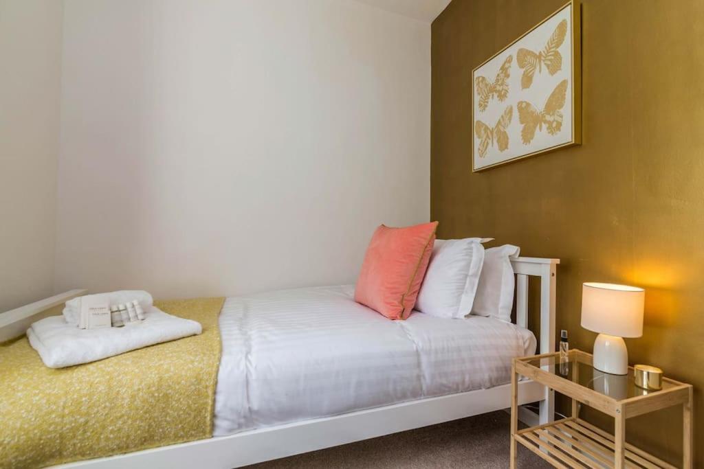 Holiday home Lovely With Four Bedrooms And Private Garden And Parking, Close To Centre Nottingham