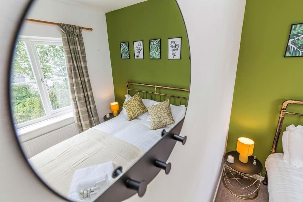 Lovely With Four Bedrooms And Private Garden And Parking, Close To Centre Holiday home *