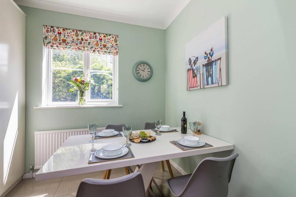 Lovely With Four Bedrooms And Private Garden And Parking, Close To Centre Holiday home *