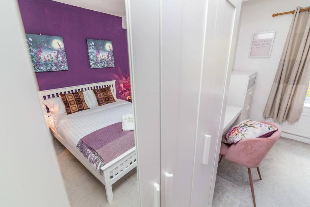 Lovely With Four Bedrooms And Private Garden And Parking, Close To Centre Holiday home *