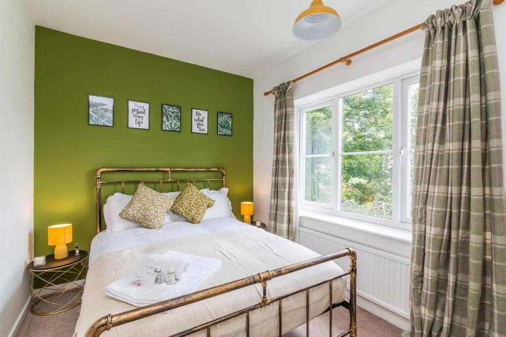 Holiday home Lovely With Four Bedrooms And Private Garden And Parking, Close To Centre Nottingham