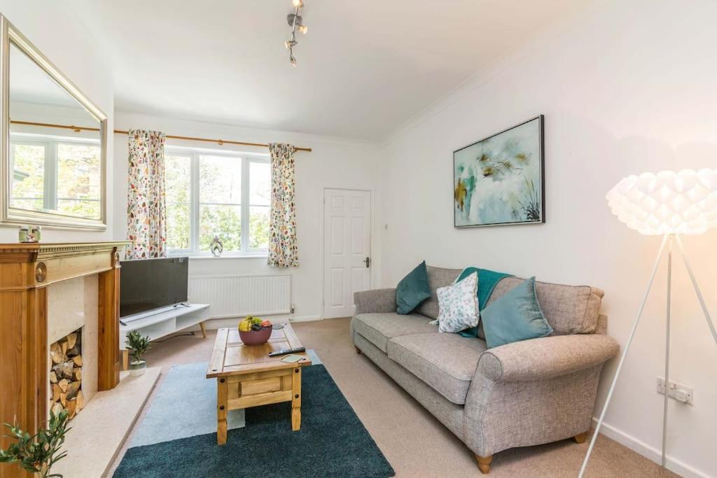 Lovely With Four Bedrooms And Private Garden And Parking, Close To Centre Holiday home