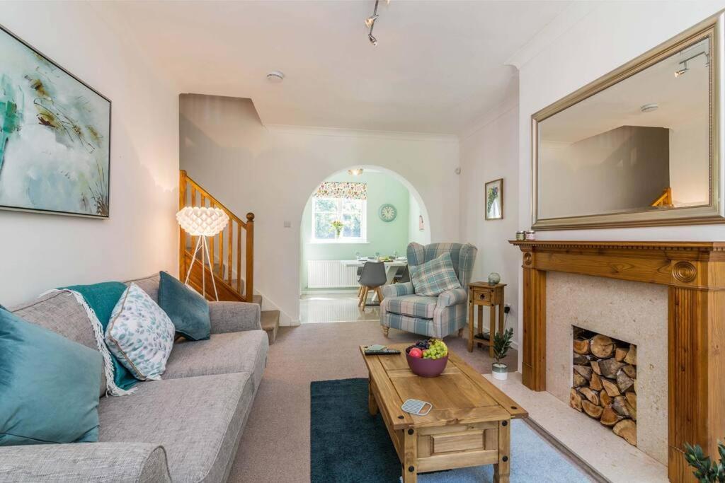 Lovely With Four Bedrooms And Private Garden And Parking, Close To Centre Holiday home *