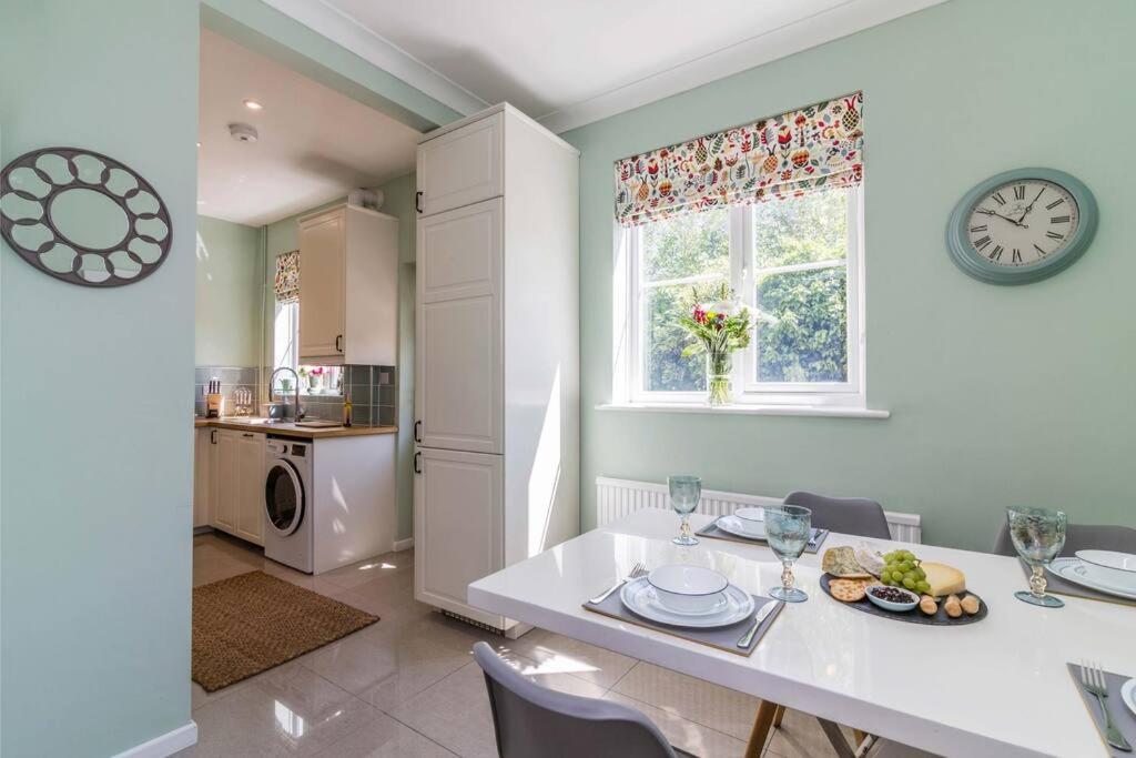 Holiday home Lovely With Four Bedrooms And Private Garden And Parking, Close To Centre Nottingham