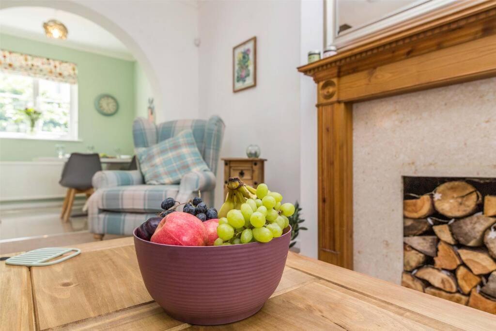 Lovely With Four Bedrooms And Private Garden And Parking, Close To Centre Holiday home