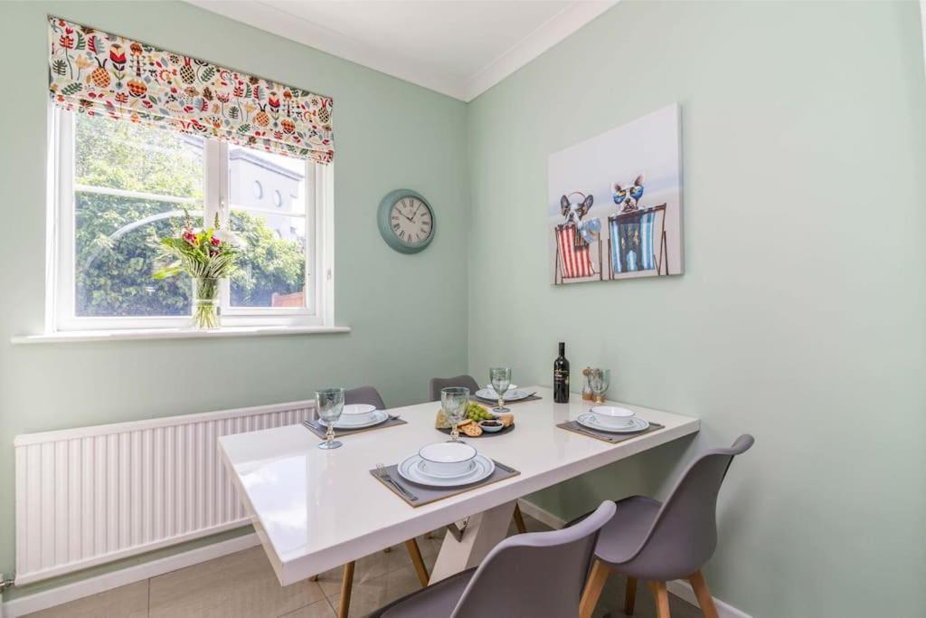 Lovely With Four Bedrooms And Private Garden And Parking, Close To Centre Holiday home Nottingham