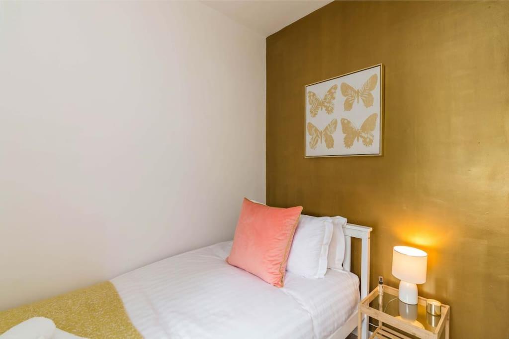 Holiday home Lovely With Four Bedrooms And Private Garden And Parking, Close To Centre