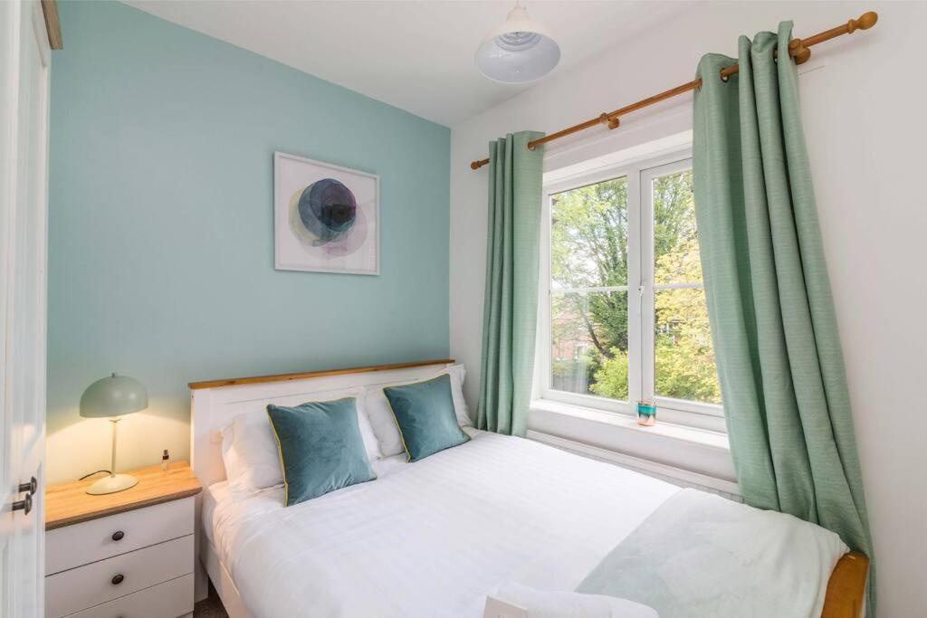 Holiday home Lovely With Four Bedrooms And Private Garden And Parking, Close To Centre